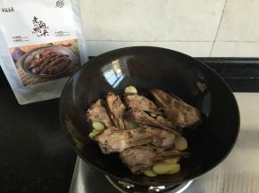 倒入解冻的老卤鸭头翻炒半分钟左右；