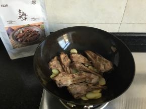 倒入解冻的老卤鸭头翻炒半分钟左右；