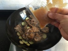 倒入干锅香酱一起煮；