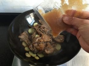 倒入干锅香酱一起煮；
