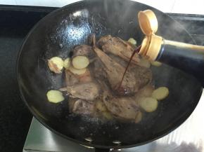 加入适量生抽调色调味；