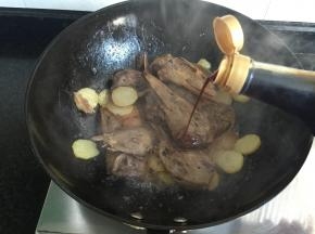 加入适量生抽调色调味；
