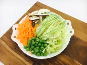 将圆白菜切丝、胡萝卜切丝，香菇切片。