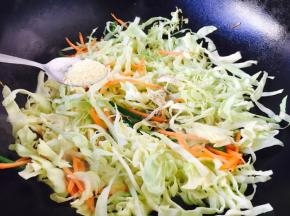 放入少许鸡精。