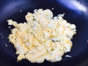 把鸡蛋炒熟。
大火炒，炒的蓬松一些。