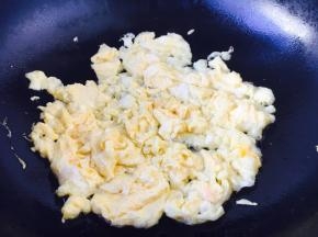 把鸡蛋炒熟。
大火炒，炒的蓬松一些。