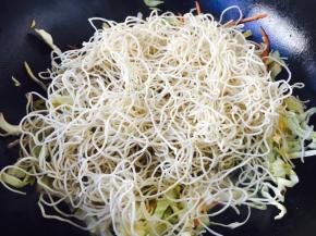 放入蒸好的面条。