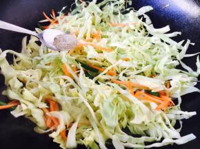 放入少许白胡椒粉。