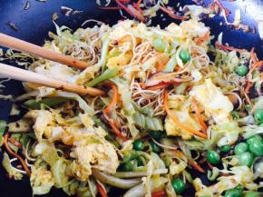 放入炒好的鸡蛋，翻拌均匀。