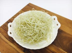 在超市买的蒸好的面条，是比较细的面条。