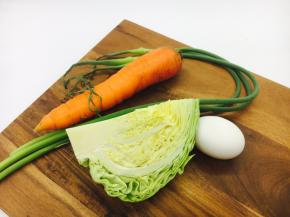 准备一些蔬菜，家里有什么蔬菜就用什么蔬菜。