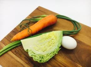 准备一些蔬菜，家里有什么蔬菜就用什么蔬菜。