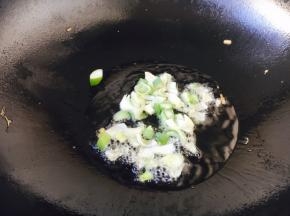 当花椒油五、六成热时放入葱花爆香。
请注意，油的量比炒圆白菜的量要多一点。