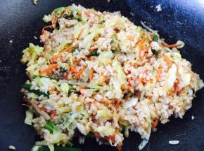 把米饭炒匀。