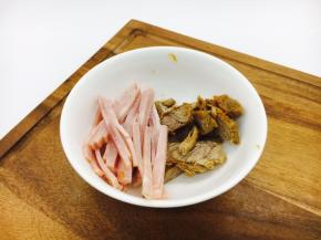 把火腿切丝，酱牛肉切片。