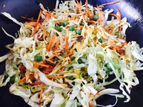 放入圆白菜丝，翻炒均匀。