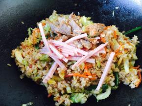 最后放入火腿丝和酱牛肉片，翻炒均匀即可。