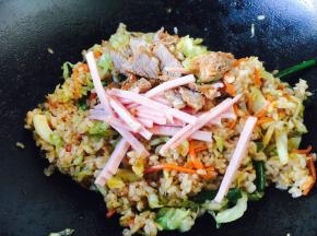 最后放入火腿丝和酱牛肉片，翻炒均匀即可。