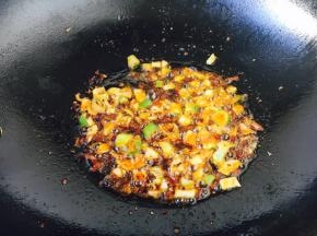 炒出红油。