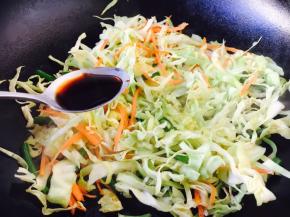 放入2勺生抽和2g的老抽，翻炒均匀。