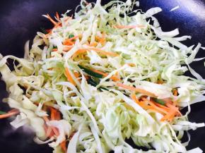 放入圆白菜丝，翻炒均匀。