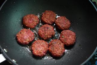 小火煎两面至肉饼熟就可以了。