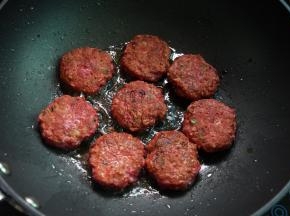小火煎两面至肉饼熟就可以了。