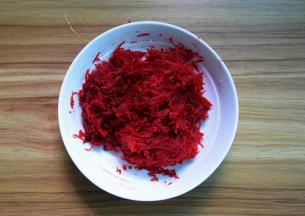 甜菜根去皮，刨成细丝