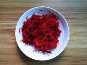 甜菜根去皮，刨成细丝