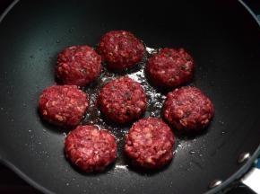 取肉馅做成肉饼，入煎锅中煎制
