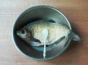 鳊鱼杀好清洗干净，表面划切数刀，放一小勺盐里外抹匀腌制一小时