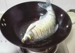热锅热油，放鳊鱼