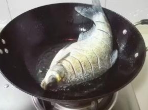 热锅热油，放鳊鱼