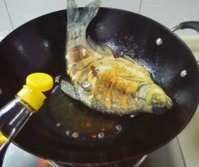 煎两面金黄，放黄酒蒸发