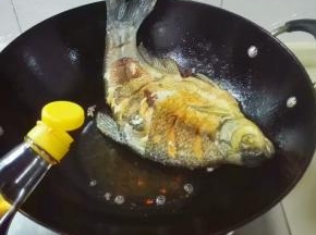 煎两面金黄，放黄酒蒸发