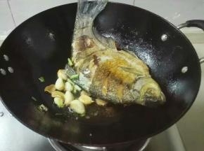 放姜片葱白，蒜煎香