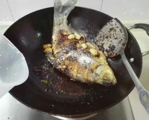 放热水和不要平齐，盖上锅盖烧开，翻个面再烧十分钟