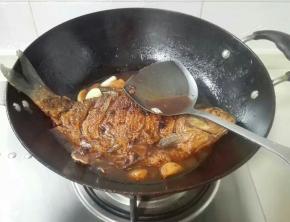 大火收汁，用锅铲把鱼汤往鱼表面浇，至汤汁浓稠