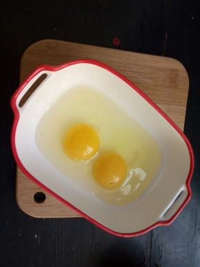 两个鸡蛋磕入碗中，加一点料酒！