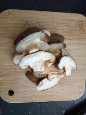 香菇洗净切片！