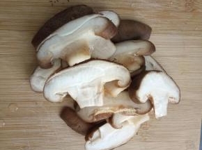 香菇洗净切片！