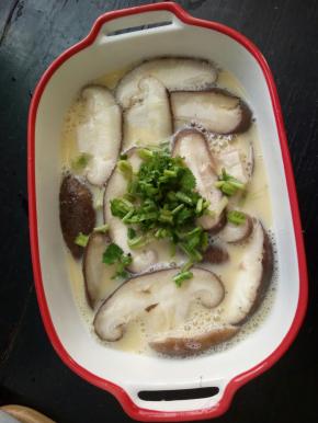 香菜切碎，和香菇一起放入蛋液中！
