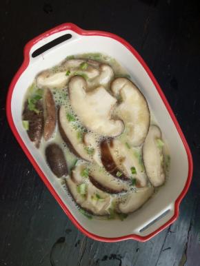 放适量盐和鸡精，搅拌均匀！