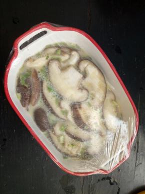 蒙上保鲜膜，戳几个洞！开水上锅蒸，蒸大概15分钟左右！