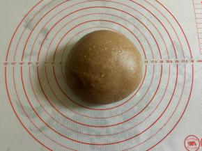 揉面程序结束后，把面团取出面包机，在案台上揉圆。