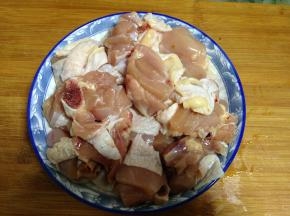 仔鸡洗净切小块儿备用。