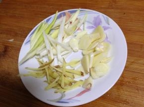 蒜切片，葱姜切丝