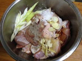 鸡块入盆，加入葱、一半的姜和一半的蒜片，入椒盐、生抽、白糖、白胡椒粉和料酒