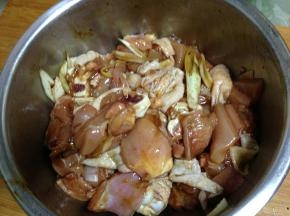 抓匀加盖腌制20分钟。