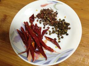 准备麻椒、花椒、干辣椒（干辣椒剪开，会比较辣）